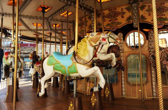 Caballitos del tiovivo, feria