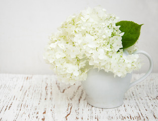 hortensia blanc dans un vase