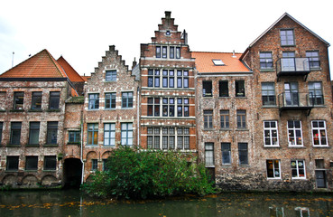 Fototapeta na wymiar Houses on the water in Gent