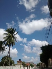 Rua céu de nuvens visto da rua em um bairro em fortaleza
