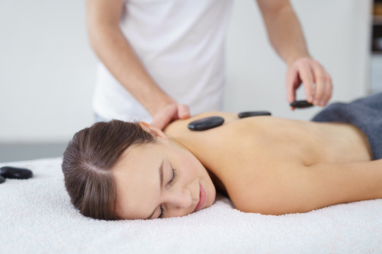 frau entspannt bei einer hot stone massage
