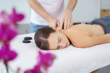 Obraz na płótnie Canvas entspannende hot stone massage