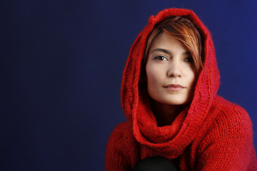 Bellissima ragazza indossa maglione con cappuccio rosso