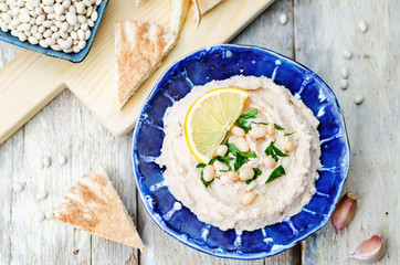 white beans hummus with lemon