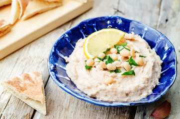 white beans hummus with lemon