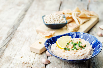 white beans hummus with lemon