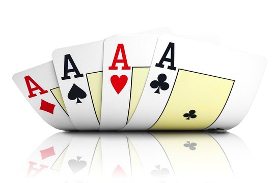 Vier Asse - Pokerkarten auf weiß isoliert mit Spiegelung