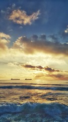 Obraz premium Beautiful sunrise and sailing boats in the sea