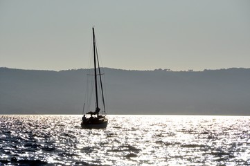 Силуэт яхты на фоне берега