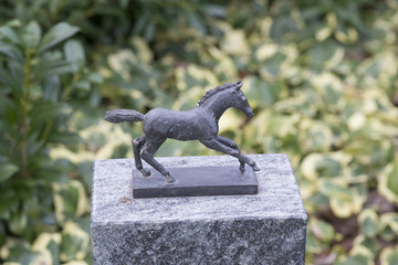 Pferd auf dem Grabstein