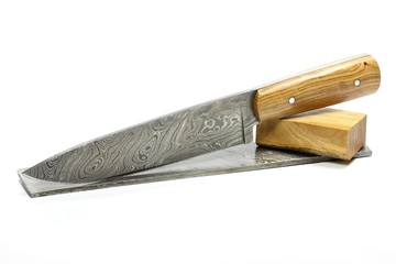 handgefertigtes Damastküchenmesser mit Olivenholzgriff isoliert auf weißem Hintergrund