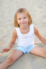 Fototapeta na wymiar portrait of little girl outdoors in summer
