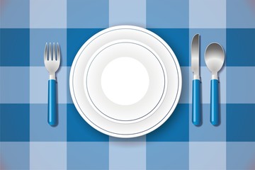 Platos y cubiertos sobre mantel de cuadros azules