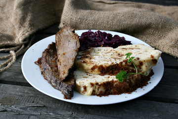 organic lifestyle braten serviettenknödel rotkraut bio-lebensmittel hölzern natürlich rustikal