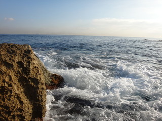 Волна, набегающая на камни