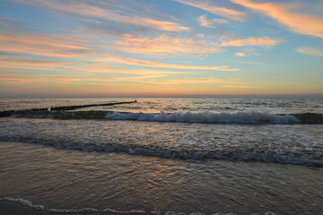 Ostsee mit Buhnen, blauer Himmel kurz vor Sonnenaufgang