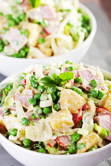 Potato salad with peas and ham