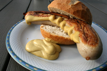 organic lifestyle gegrillt gebraten bratwurst brötchen fast food