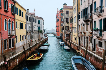 Obraz na płótnie Canvas venise lagune architecture ruelle eau canal pont italie romantiq