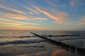 Ostsee mit Buhnen, blauer Himmel kurz vor Sonnenaufgang