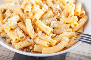 Penne with tomatos and parmesan cheese
