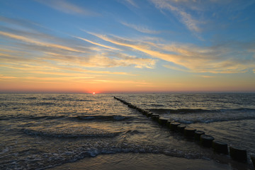 Naklejka premium Ostsee mit Buhnen, blauer Himmel kurz vor Sonnenaufgang