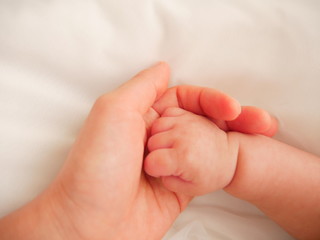 赤ちゃん乳児　手