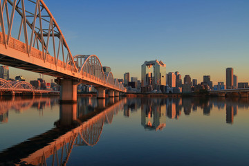 夕暮れの淀川と大阪キタの街並み