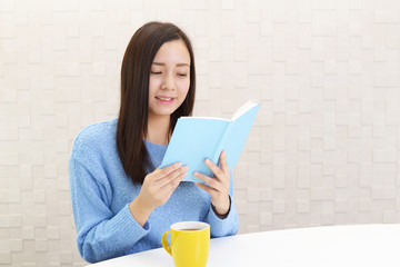 読書を楽しむ女性