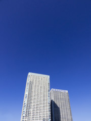 タワーマンションと青空　コピースペース