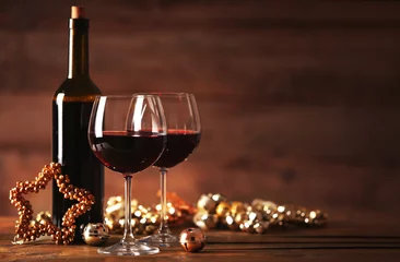 Fototapete Wein Rotwein und Weihnachtsschmuck auf Holztisch auf Holzuntergrund