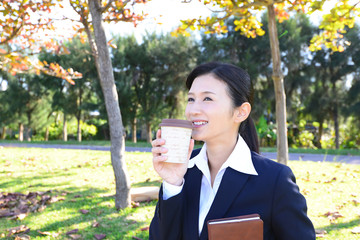 コーヒーを飲み寛ぐ女性