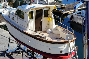 Peschereccio  in riparazione nel cantiere navale