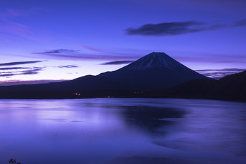 未明の本栖湖と富士山