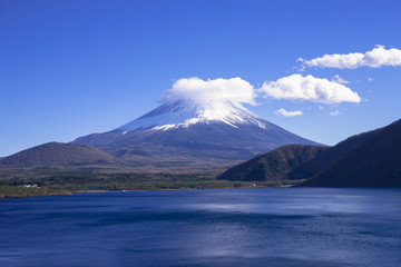 Obraz premium 本栖湖と富士山