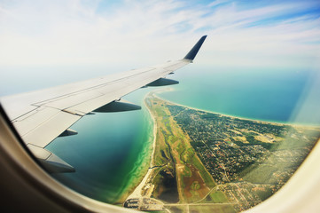 Fototapety  Patrząc przez okno samolot, lądujący na kopenhaskie lotnisko Kastrup.