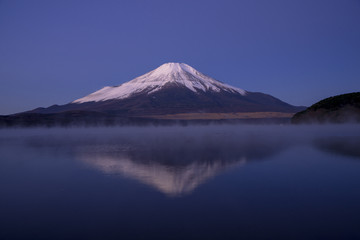 未明の富士山と山中湖