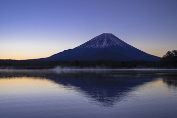 精進湖の逆さ富士山