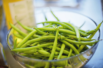 green beans in a glass bowl