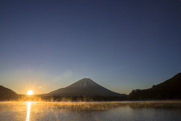 精進湖の日の出と富士山