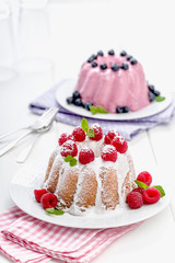 Frischer Gugelhupf mit Früchten