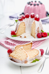 Frischer Gugelhupf mit Früchten
