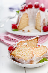 Frischer Gugelhupf mit Früchten