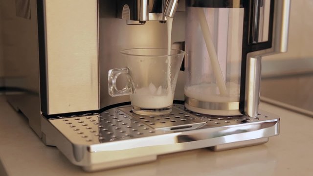 Milchkaffee aus Kaffeeautomat