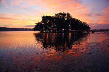 Fototapeta na wymiar beautiful sunset at the lake