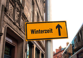 Fototapeta na wymiar Strassenschild 44 - Winterzeit