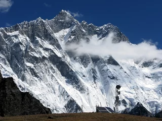 Crédence de cuisine en verre imprimé Lhotse the weather station under Mount Lhotse in the Himalayas