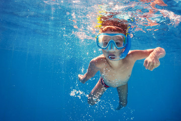 Underwater kid in swimming pool with mask. - 97794044