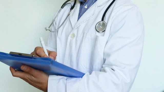 dottore con stetoscopio, camice e cartellina prescrive una cura dopo un'analisi
