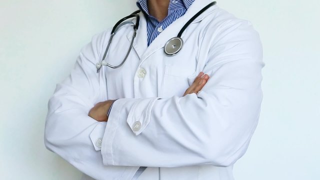 medico in ospedale indossa stetoscopio per visita a paziente malato